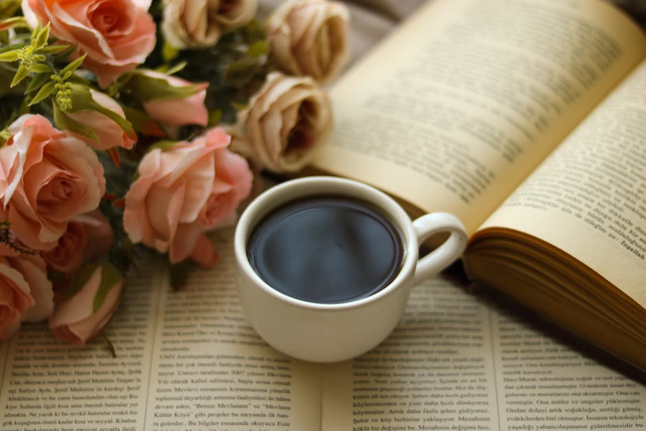 Un libro aperto sul tavolo di un caffè