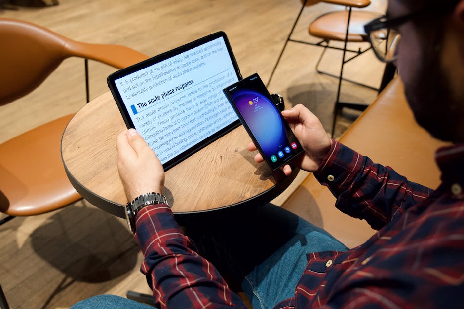 Persona che legge un tablet in un caffè, immersa nella cultura contemporanea